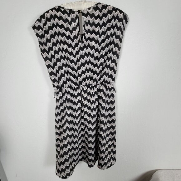 Moonlight Women Chevron Pattern Black White Casual Dress Medium Drawstring Waist - Picture 2 of 9
